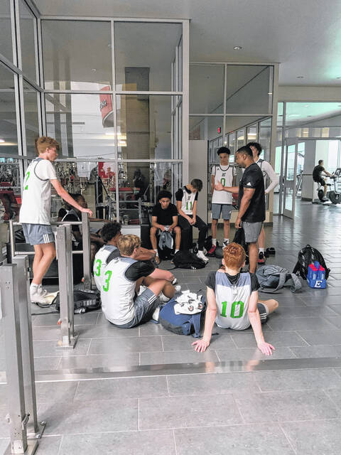 Easley High School varsity boys basketball coach Derrell Jackson talks to his team during recent summer game. Jackson enters his second season as the head coach for the Green Wave and is building up that team aspect.
Photo Submitted
