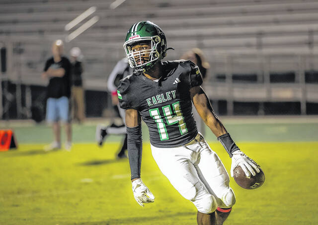 Easley High School senior Jonathan Isham scores a touchdown earlier this season for the Green Wave football team.
                                 Scott Schroeder | The Easley Progress