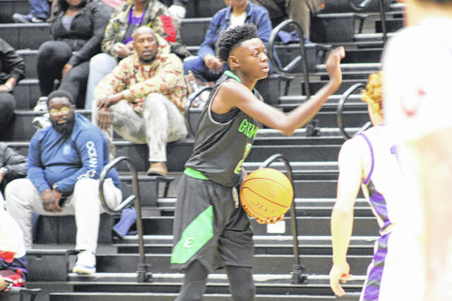 Easley sophomore guard Miles Campbell helps direct the offense last Friday night in a victory. Campbell went on to earn all-tournament honors and helped lead the Green Wave to a 2-0 record.
Jeff Holt | The Easley Progress