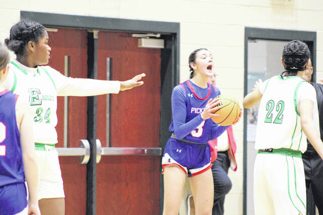 Pickens High School sophomore Braelyn Hardin hollers out a play as she inbounds the ball last week against Easley. The Blue Flame rallied to a 47-38 win over the Green Wave.
                                 Jeff Holt | The Easley Progress